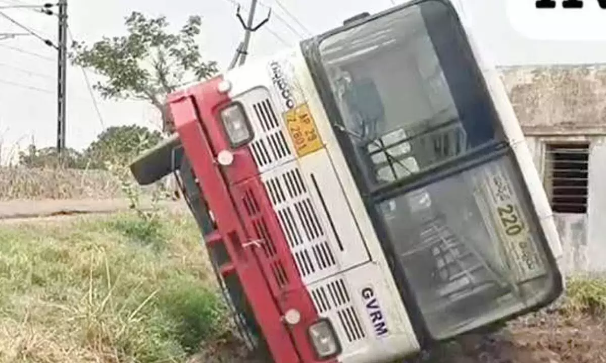 Andhra: आरटीसी बस पलटी, बड़ा हादसा टला Andhra: आरटीसी बस पलटी, बड़ा हादसा टला