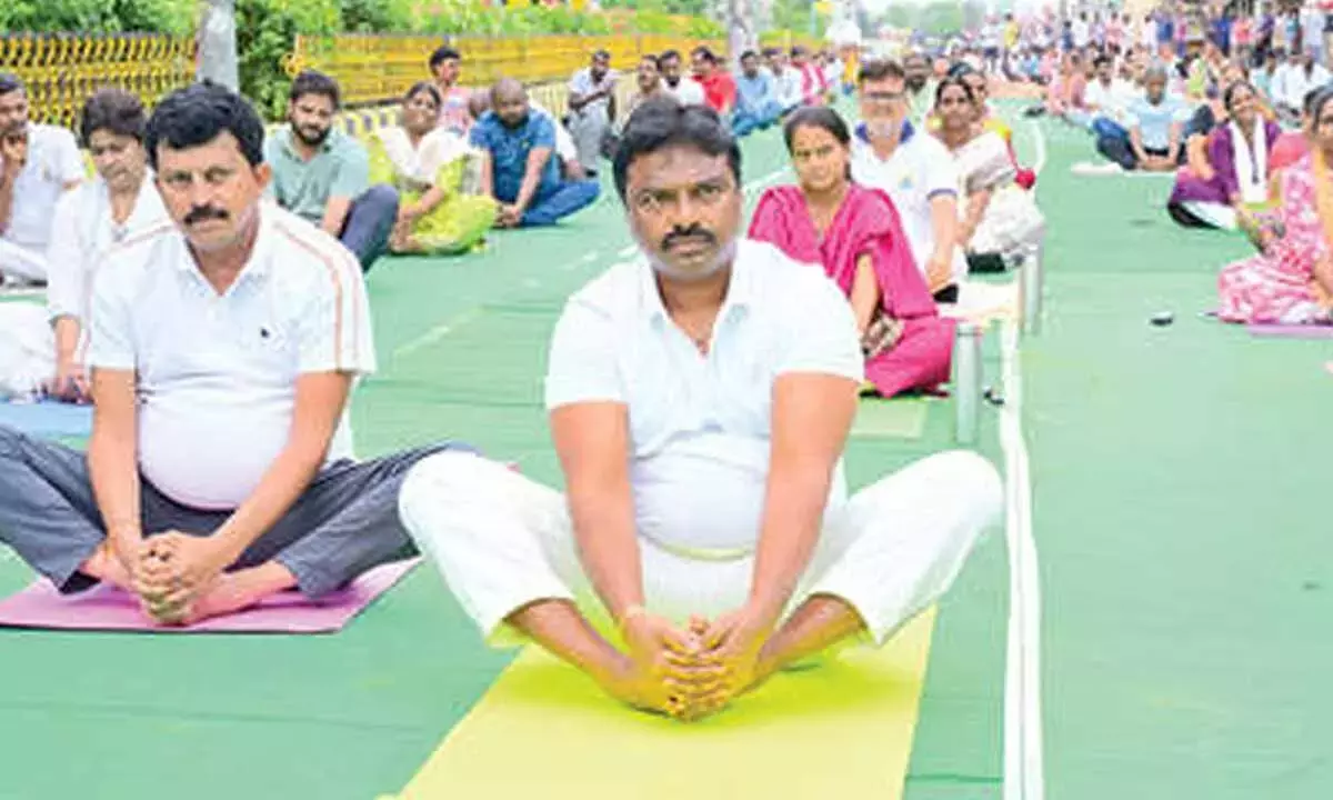 Andhra: लोगों को योग करने के लिए प्रोत्साहित किया गया Andhra: लोगों को योग करने के लिए प्रोत्साहित किया गया