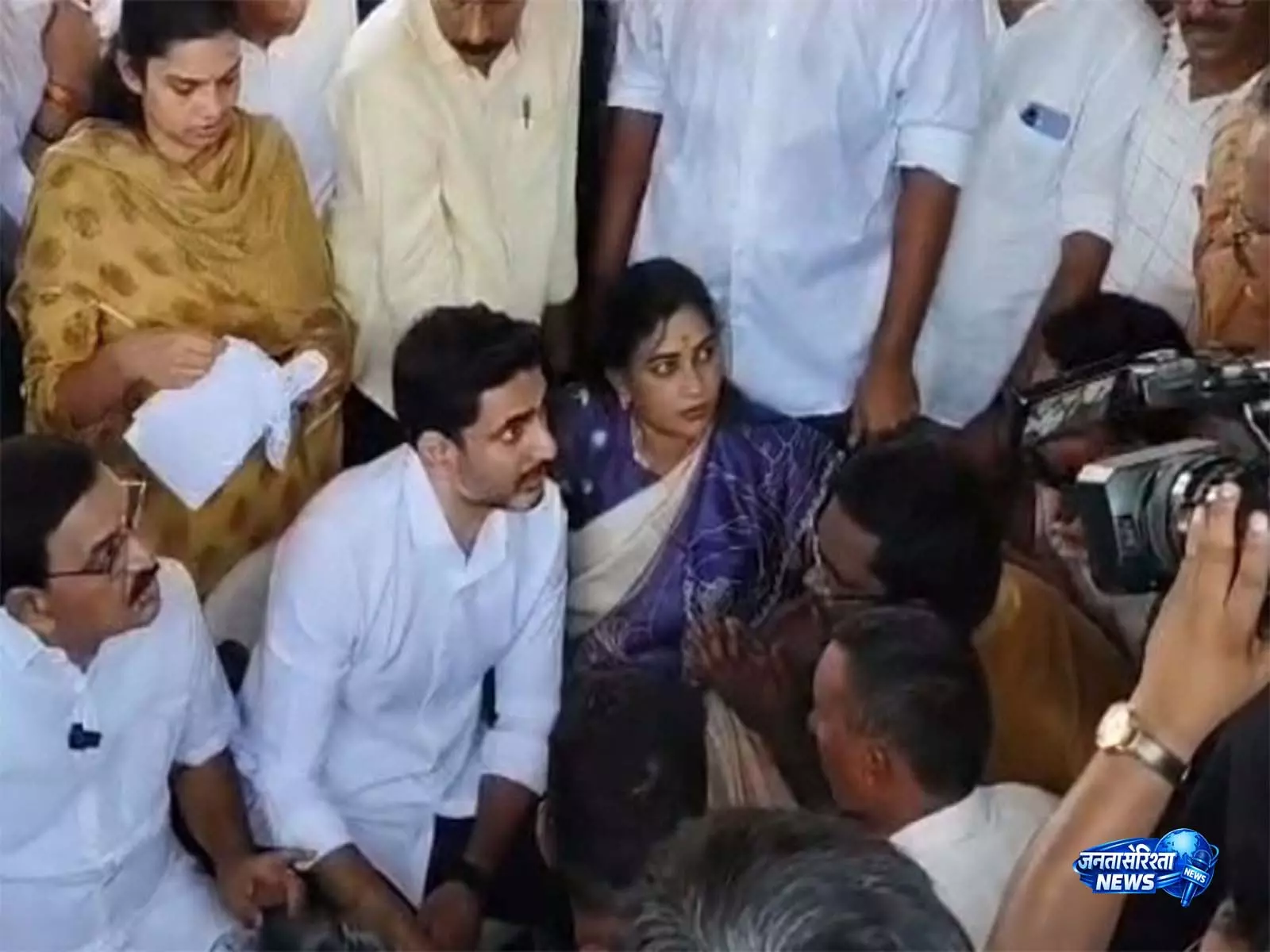 Andhra Pradesh मंत्री नारा लोकेश ने अस्पताल में विजाग स्टील हादसे के पीड़ितों से की मुलाकात Andhra Pradesh मंत्री नारा लोकेश ने अस्पताल में विजाग स्टील हादसे के पीड़ितों से की मुलाकात