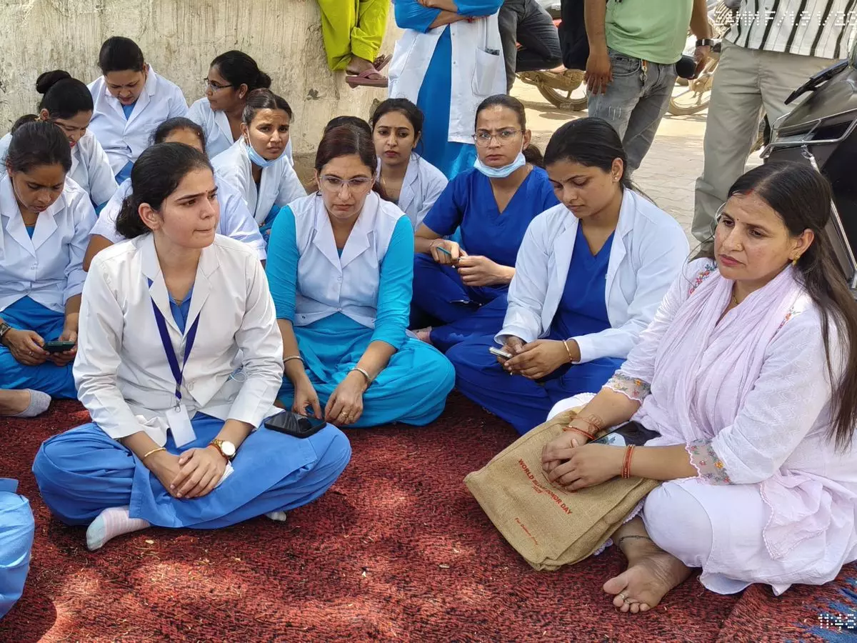 Faridabad: सरकारी अस्पताल की नर्सों ने किया प्रदर्शन, बयान को लेकर नाराजगी Faridabad: सरकारी अस्पताल की नर्सों ने किया प्रदर्शन, बयान को लेकर नाराजगी