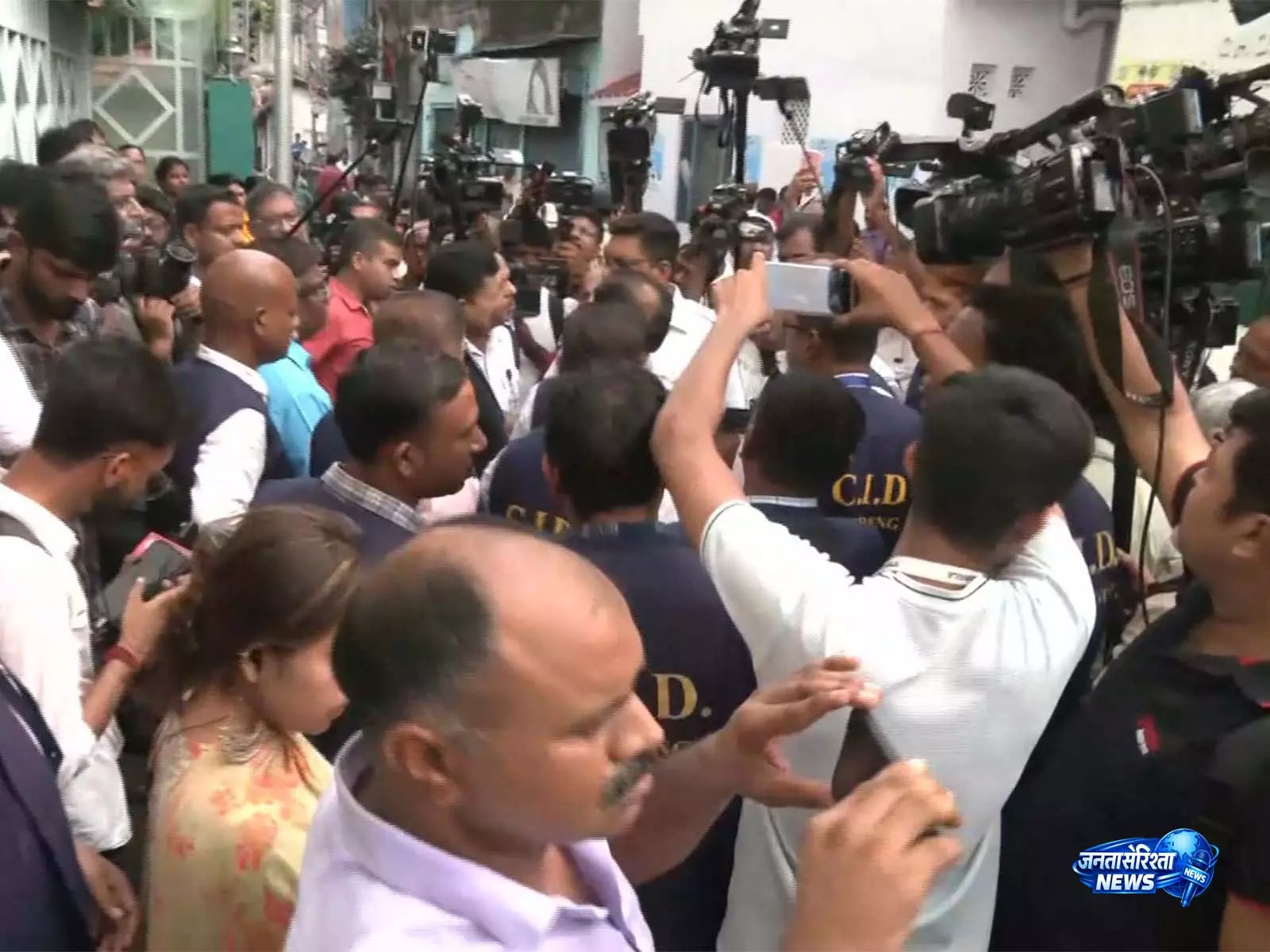 CID की टीम कोलकाता में ममता बनर्जी के आवास पर पहुंची CID की टीम कोलकाता में ममता बनर्जी के आवास पर पहुंची