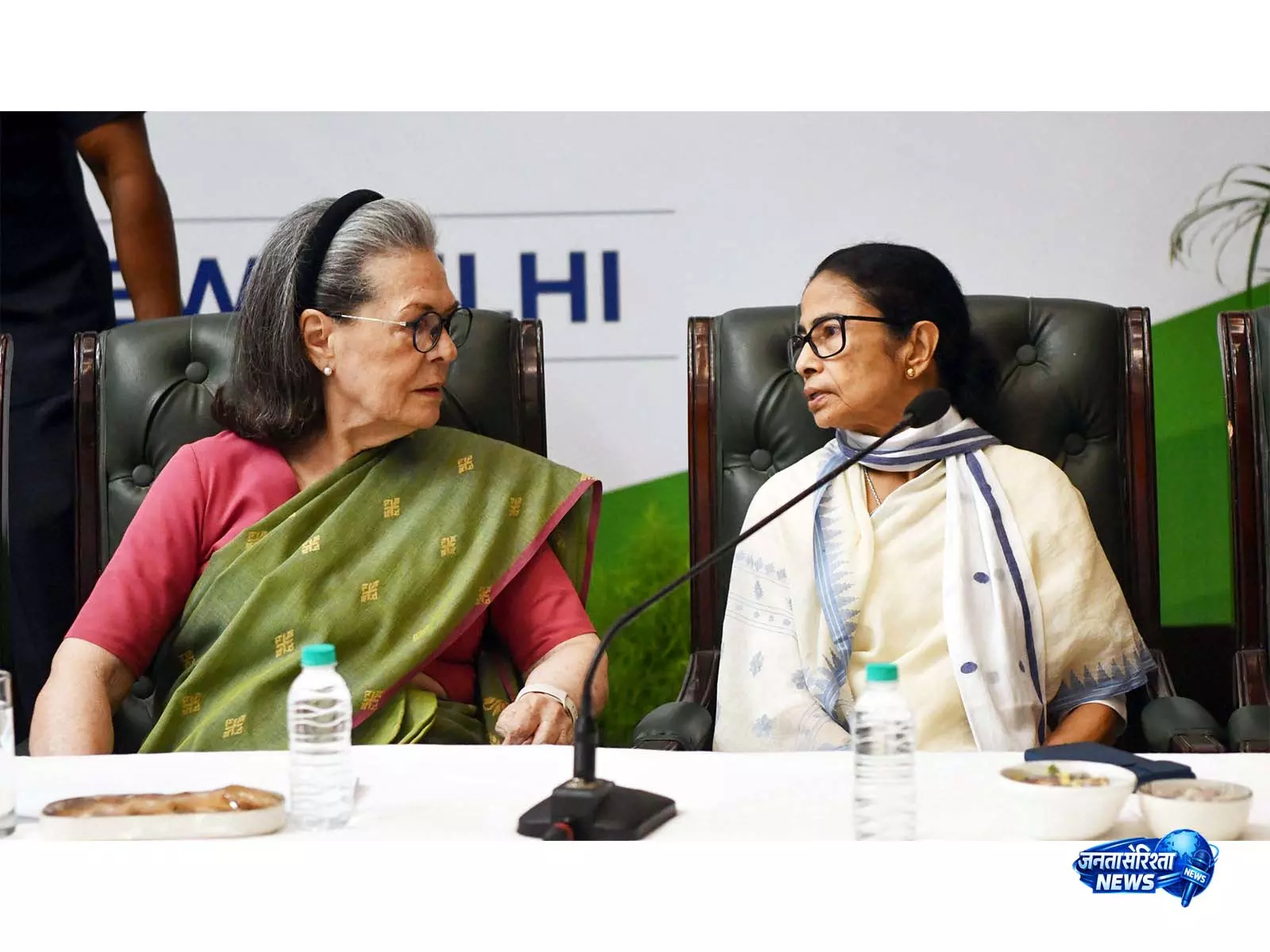 TMC की मुश्किलों के बीच ममता बनर्जी ने सोनिया गांधी से की मुलाक़ात TMC की मुश्किलों के बीच ममता बनर्जी ने सोनिया गांधी से की मुलाक़ात