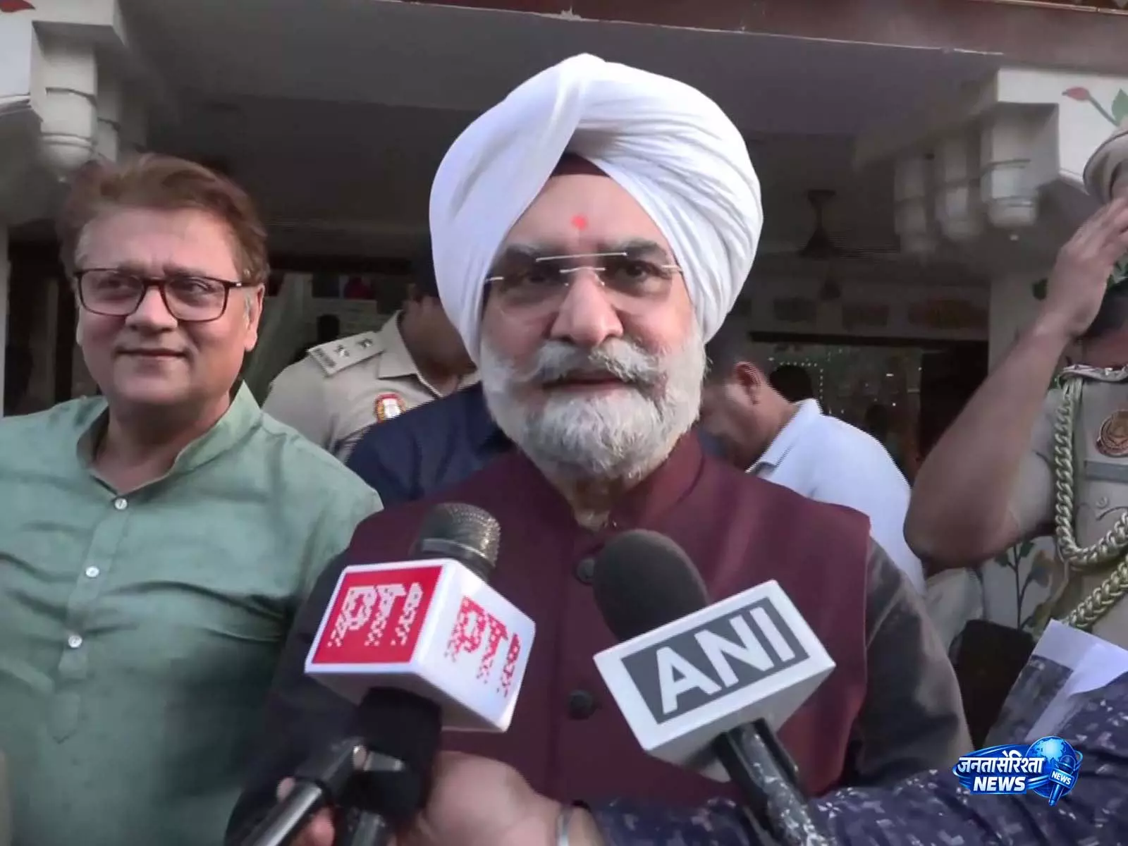 Delhi के उपराज्यपाल और CM ने हीटवेव एक्शन प्लान 2026 के कार्यान्वयन की समीक्षा की Delhi के उपराज्यपाल और CM ने हीटवेव एक्शन प्लान 2026 के कार्यान्वयन की समीक्षा की