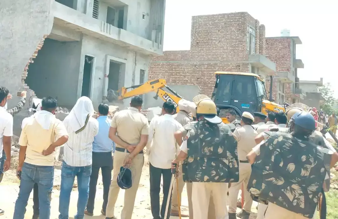 Jind: जींद में नशा तस्करों के अवैध निर्माण पर चला बुलडोजर Jind: जींद में नशा तस्करों के अवैध निर्माण पर चला बुलडोजर
