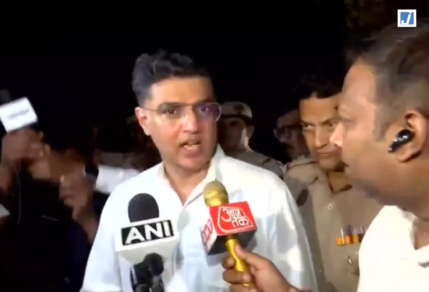 चुनाव आयोग के बाहर कांग्रेस का धरना, मीनाक्षी नटराजन की उम्मीदवारी रद्द होने सचिन पायलट बोले चुनाव आयोग के बाहर कांग्रेस का धरना, मीनाक्षी नटराजन की उम्मीदवारी रद्द होने सचिन पायलट बोले