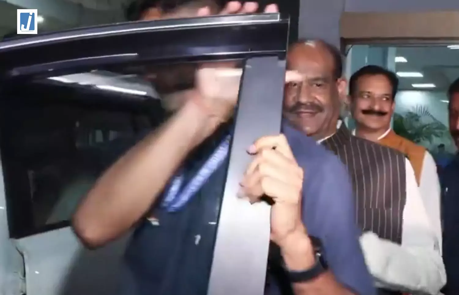 लोकसभा अध्यक्ष ओम बिरला दिल्ली एयरपोर्ट पहुंचे, राजनीतिक हलचल के बीच दौरा अहम लोकसभा अध्यक्ष ओम बिरला दिल्ली एयरपोर्ट पहुंचे, राजनीतिक हलचल के बीच दौरा अहम
