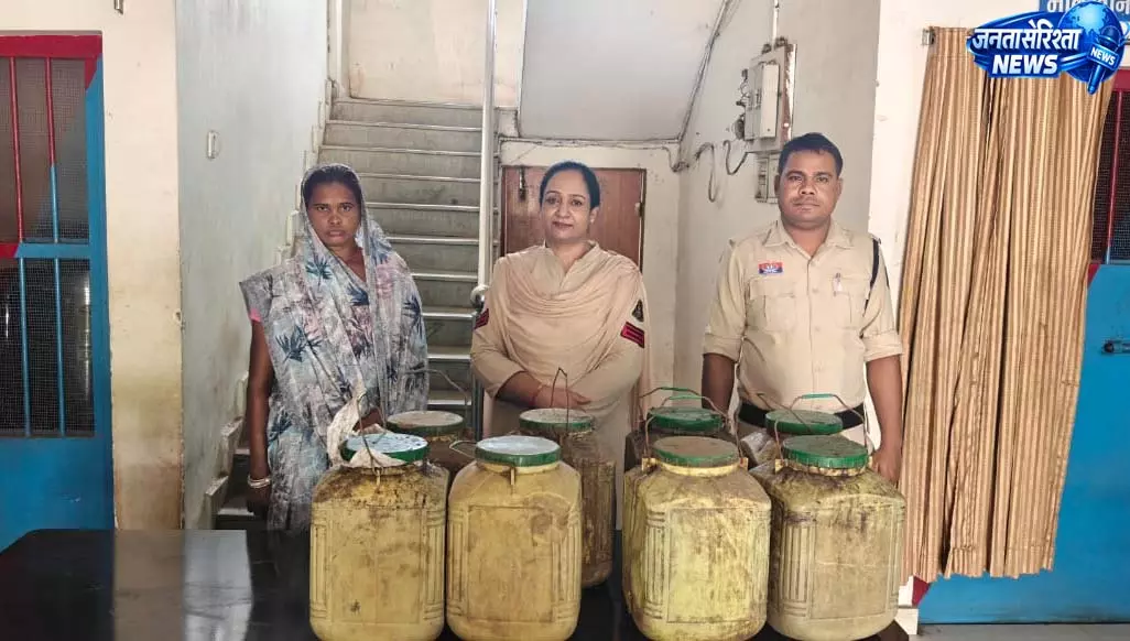 अवैध महुआ शराब पर पुलिस का शिकंजा, 2 कोचिए गिरफ्तार अवैध महुआ शराब पर पुलिस का शिकंजा, 2 कोचिए गिरफ्तार