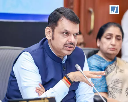महाराष्ट्र सरकार ने कार्यकुशलता बढ़ाने के लिए विभागों की संख्या बढ़ाकर 45 कर दी महाराष्ट्र सरकार ने कार्यकुशलता बढ़ाने के लिए विभागों की संख्या बढ़ाकर 45 कर दी