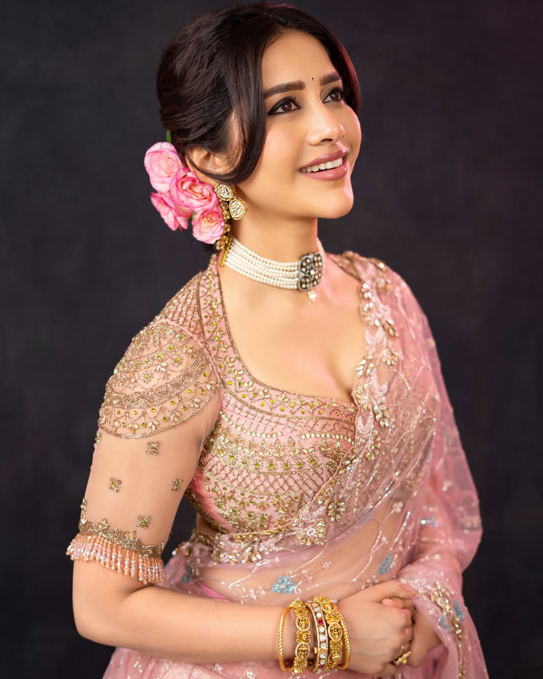 साड़ी में खूबसूरत लगी नाभा नतेश