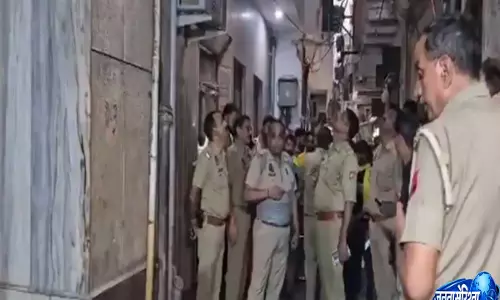 Vrindavan में बांके बिहारी मंदिर के पास बालकनी गिरने से हादसा, 9 श्रद्धालु घायल Vrindavan में बांके बिहारी मंदिर के पास बालकनी गिरने से हादसा, 9 श्रद्धालु घायल