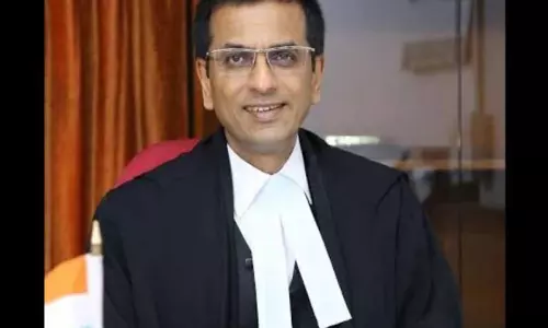 वकील ने पूर्व CJI डी वाई चंद्रचूड़ के खिलाफ खोला मोर्चा, भेजा कानूनी नोटिस वकील ने पूर्व CJI डी वाई चंद्रचूड़ के खिलाफ खोला मोर्चा, भेजा कानूनी नोटिस
