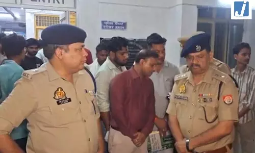 ट्रक और बस की भीषण टक्कर में चार की मौत, 10 घायल, तीन की हालत गंभीर ट्रक और बस की भीषण टक्कर में चार की मौत, 10 घायल, तीन की हालत गंभीर