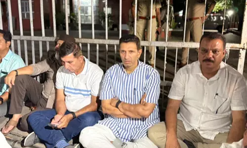 मीनाक्षी नटराजन का नामांकन रद्द होने पर कांग्रेस नेताओं ने रातभर दिया धरना, दिग्विजय बोले- यह सरासर सीट चोरी मीनाक्षी नटराजन का नामांकन रद्द होने पर कांग्रेस नेताओं ने रातभर दिया धरना, दिग्विजय बोले- यह सरासर सीट चोरी