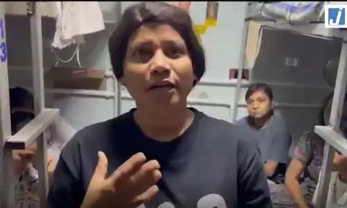 नौकरी के नाम पर बड़ा फर्जीवाड़ा: 32 लोगों से ठगे 78 लाख, वहां पहुंचते ही छीन लिए पासपोर्ट, मचा हड़कंप नौकरी के नाम पर बड़ा फर्जीवाड़ा: 32 लोगों से ठगे 78 लाख, वहां पहुंचते ही छीन लिए पासपोर्ट, मचा हड़कंप