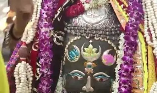 जय श्री महाकाल के जयकारों से गूंजा मंदिर परिसर, भस्म आरती में श्रद्धालुओं का जनसैलाब जय श्री महाकाल के जयकारों से गूंजा मंदिर परिसर, भस्म आरती में श्रद्धालुओं का जनसैलाब