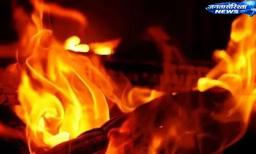 Sisamau : प्लास्टिक फर्नीचर और प्लाइवुड गोदाम में भीषण आग, इलाके में फैला काला धुआँ Sisamau : प्लास्टिक फर्नीचर और प्लाइवुड गोदाम में भीषण आग, इलाके में फैला काला धुआँ