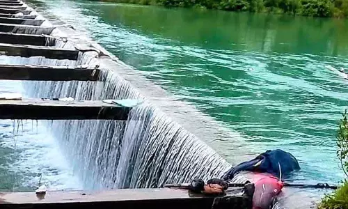 Ropar भानुपली साइफन पर पानी बढ़ा, अधिकारी पहुंचे Ropar भानुपली साइफन पर पानी बढ़ा, अधिकारी पहुंचे