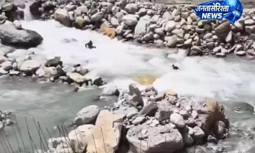 Himachal में नदी में बहे पंजाब के टूरिस्ट सुरक्षित Himachal में नदी में बहे पंजाब के टूरिस्ट सुरक्षित