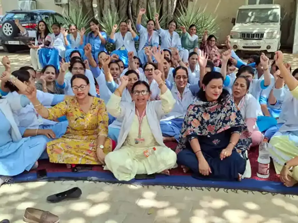 Hisar: नर्सिंग स्टाफ के विरोध प्रदर्शन से अस्पतालों में कामकाज प्रभावित Hisar: नर्सिंग स्टाफ के विरोध प्रदर्शन से अस्पतालों में कामकाज प्रभावित