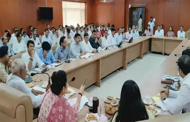 Narnaul: अनुपस्थिति पर डीडीपीओ के खिलाफ सख्त कार्रवाई की अनुशंसा Narnaul: अनुपस्थिति पर डीडीपीओ के खिलाफ सख्त कार्रवाई की अनुशंसा