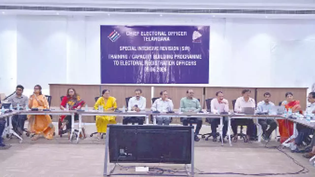 EC ने SIR ड्राइव से पहले EROs के लिए ट्रेनिंग सेशन आयोजित किया EC ने SIR ड्राइव से पहले EROs के लिए ट्रेनिंग सेशन आयोजित किया