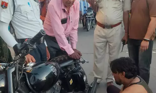 Jaipur: ट्रैफिक नियम तोड़ने वालों पर पुलिस की बड़ी कार्रवाई, 8500 से अधिक चालान Jaipur: ट्रैफिक नियम तोड़ने वालों पर पुलिस की बड़ी कार्रवाई, 8500 से अधिक चालान
