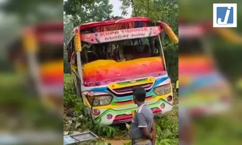बारातियों से भरी बस पलटी, 2 की मौत कई घायल