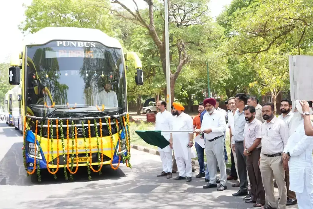 Chandigarh: परिवहन मंत्री ने नई वोल्वो बस सेवा को हरी झंडी दिखाई