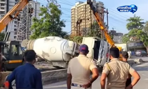 Mumbai-बेंगलुरु हाईवे पर सीमेंट मिक्सर पलटने से डिलीवरी बॉय की दर्दनाक मौत Mumbai-बेंगलुरु हाईवे पर सीमेंट मिक्सर पलटने से डिलीवरी बॉय की दर्दनाक मौत