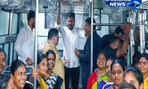 Telangana CM ने महिला स्वयं सहायता समूहों को 553 बसें सौंपीं Telangana CM ने महिला स्वयं सहायता समूहों को 553 बसें सौंपीं