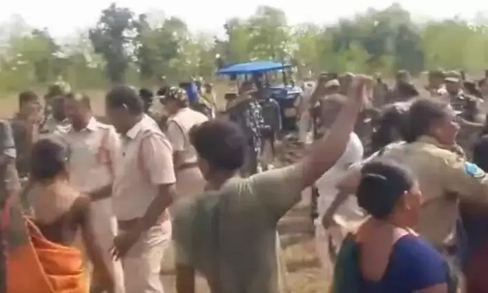 Telangana: पोडू भूमि के मालिकाना हक को लेकर पोडू किसानों और वन कर्मचारियों के बीच लड़ाई Telangana: पोडू भूमि के मालिकाना हक को लेकर पोडू किसानों और वन कर्मचारियों के बीच लड़ाई
