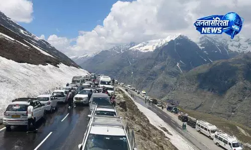 Himachal: बर्फबारी ने बुलाया, कुल्लू-मनाली में ट्रैफिक ने पर्यटकों की जांच की Himachal: बर्फबारी ने बुलाया, कुल्लू-मनाली में ट्रैफिक ने पर्यटकों की जांच की