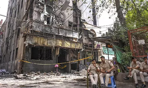 Delhi hotel fire : 21 मौतों के मामले में लाइसेंस और सुरक्षा नियमों की जांच Delhi hotel fire : 21 मौतों के मामले में लाइसेंस और सुरक्षा नियमों की जांच