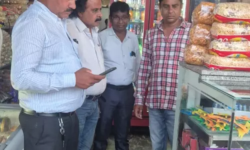 किक्की रेस्टोरेंट, जयराज स्वीट्स, अली बिरयानी और धमतरी मूंगबड़ा पर निगम ने लगाया जुर्माना किक्की रेस्टोरेंट, जयराज स्वीट्स, अली बिरयानी और धमतरी मूंगबड़ा पर निगम ने लगाया जुर्माना