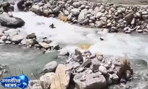 Himachal में नदी में बहे पंजाब के टूरिस्ट सुरक्षित Himachal में नदी में बहे पंजाब के टूरिस्ट सुरक्षित