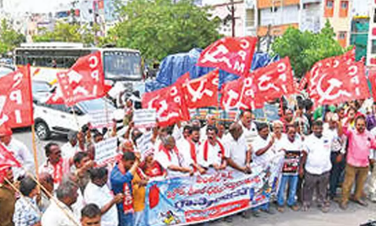 Andhra: ईंधन की कीमतों में बढ़ोतरी के खिलाफ ‘रास्ता रोको’ Andhra: ईंधन की कीमतों में बढ़ोतरी के खिलाफ ‘रास्ता रोको’