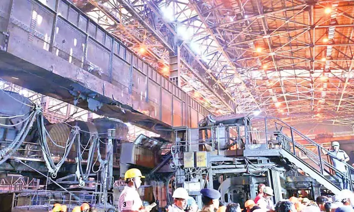 Andhra: स्टील इंडस्ट्री में लैडल में धमाका होना अनसुना है Andhra: स्टील इंडस्ट्री में लैडल में धमाका होना अनसुना है