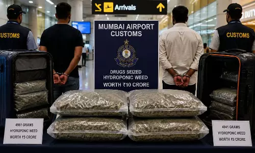 Mumbai : एयरपोर्ट पर 10 करोड़ की ड्रग्स बरामद, दो श्रीलंकाई नागरिक गिरफ्तार Mumbai : एयरपोर्ट पर 10 करोड़ की ड्रग्स बरामद, दो श्रीलंकाई नागरिक गिरफ्तार
