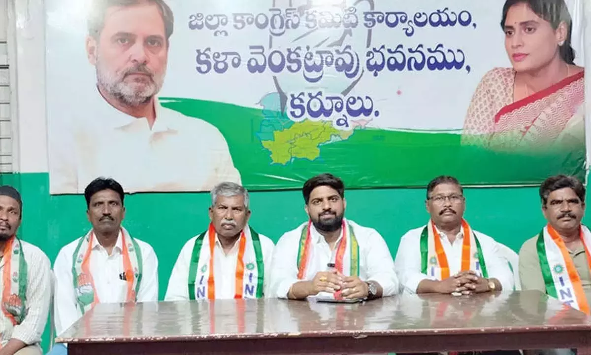 Andhra: कांग्रेस ने पीड़ितों के परिजनों के लिए एक करोड़ रुपये की अनुग्रह राशि और सरकारी नौकरी की मांग की Andhra: कांग्रेस ने पीड़ितों के परिजनों के लिए एक करोड़ रुपये की अनुग्रह राशि और सरकारी नौकरी की मांग की