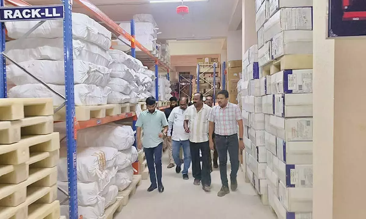 Collector ने दवा में देरी न हो, इसके लिए APMSIDC सेंट्रल ड्रग स्टोर का निरीक्षण किया Collector ने दवा में देरी न हो, इसके लिए APMSIDC सेंट्रल ड्रग स्टोर का निरीक्षण किया