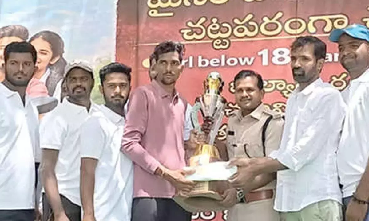Andhra: अनुशासित रहें, नशे से दूर रहें और महिलाओं का सम्मान करें: एसपी ने युवाओं से कहा