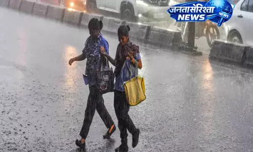 Hyderabad में भारी बारिश, करंट लगने से दो लोगों की मौत Hyderabad में भारी बारिश, करंट लगने से दो लोगों की मौत