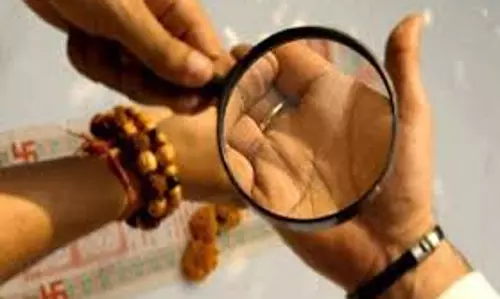हथेली में छिपे हैं करियर के संकेत: हस्तरेखा शास्त्र से जानें सफलता के रास्ते हथेली में छिपे हैं करियर के संकेत: हस्तरेखा शास्त्र से जानें सफलता के रास्ते