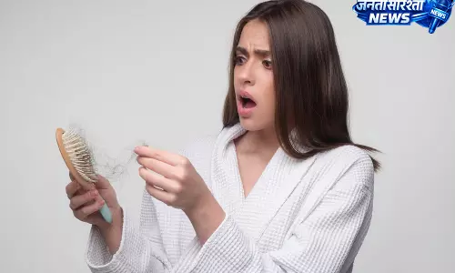 डिलीवरी के बाद बाल झड़ने से परेशान महिलाएं, जानें कारण और उपाय डिलीवरी के बाद बाल झड़ने से परेशान महिलाएं, जानें कारण और उपाय