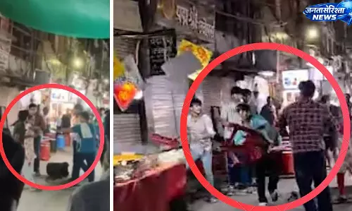 Indore : खाने के स्टॉल पर पानी गिरने से शुरू हुआ विवाद Indore : खाने के स्टॉल पर पानी गिरने से शुरू हुआ विवाद
