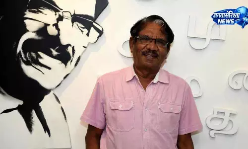 Chennai CM विजय ने भारतीराजा को किया सम्मानित Chennai CM विजय ने भारतीराजा को किया सम्मानित