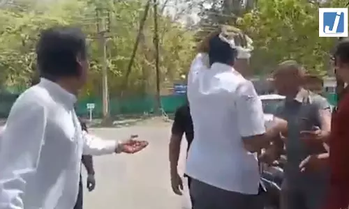 MLA का ऑटो पलटा, फटा सिर, सामने आया VIDEO MLA का ऑटो पलटा, फटा सिर, सामने आया VIDEO