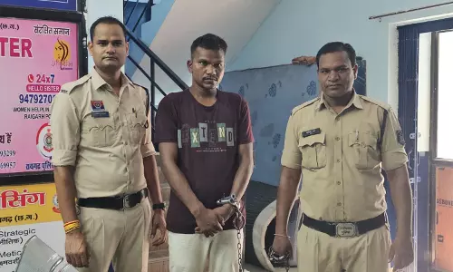 खुद को पुलिसकर्मी बताकर महिला का विश्वास जीता, सिक्योरिटी गार्ड निकला आरोपी खुद को पुलिसकर्मी बताकर महिला का विश्वास जीता, सिक्योरिटी गार्ड निकला आरोपी