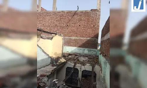 तेज आंधी-तूफान का कहर, निर्माणाधीन मकान की दीवार गिरने से मची अफरा-तफरी तेज आंधी-तूफान का कहर, निर्माणाधीन मकान की दीवार गिरने से मची अफरा-तफरी