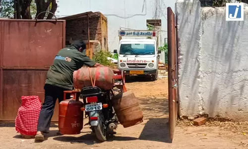 केंद्र ने एलपीजी के दुरुपयोग के चलते उज्ज्वला स्कीम में घटाई सिलेंडर्स की संख्या: हरदीप पुरी केंद्र ने एलपीजी के दुरुपयोग के चलते उज्ज्वला स्कीम में घटाई सिलेंडर्स की संख्या: हरदीप पुरी